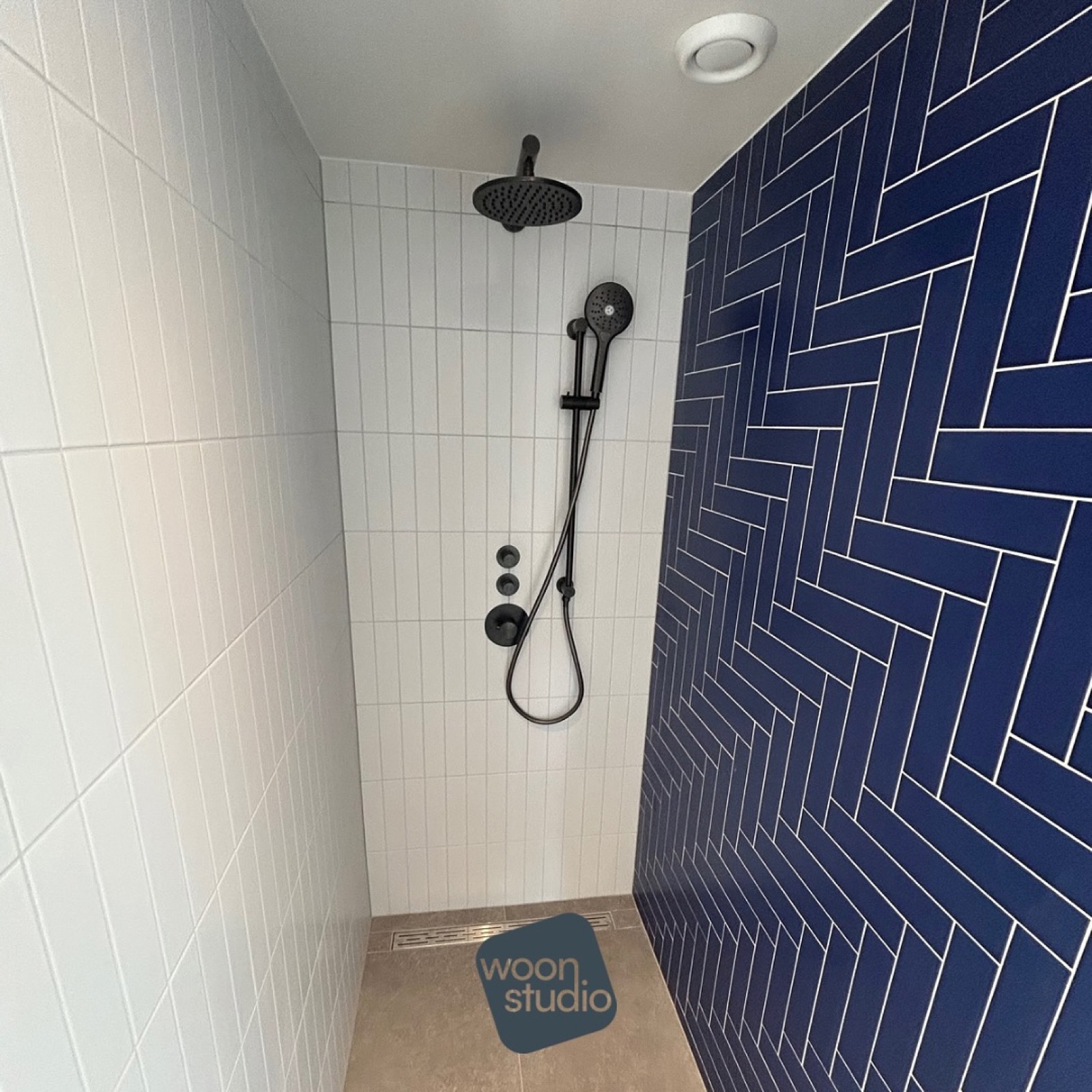 ✨ Ontsnap aan de dagelijkse drukte in deze serene badkamer! 💫De combinatie van blauwe ...