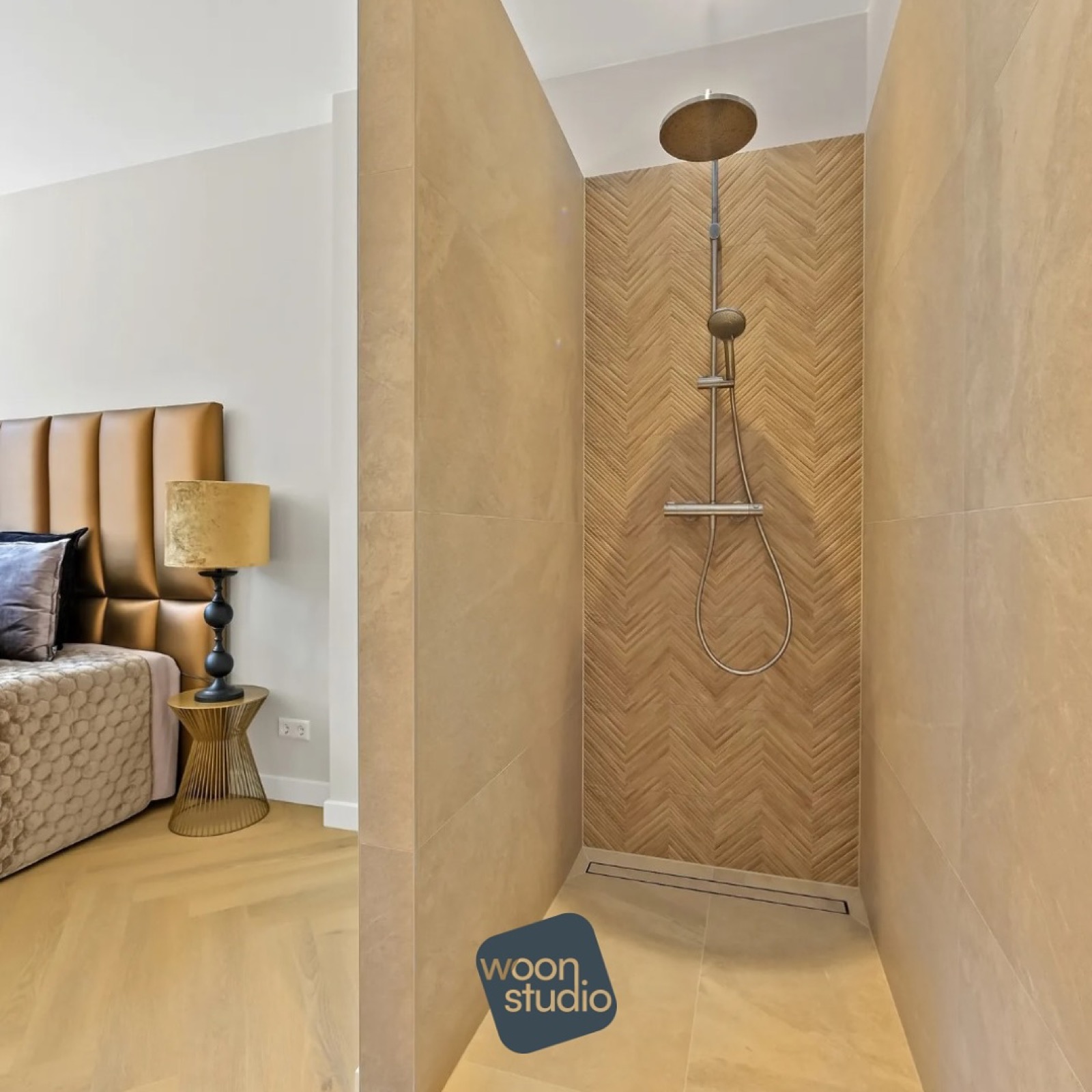 Ontspannen in stijl !🌿✨ Deze inloopdouche in de slaapkamer brengt luxe en comfort naar...