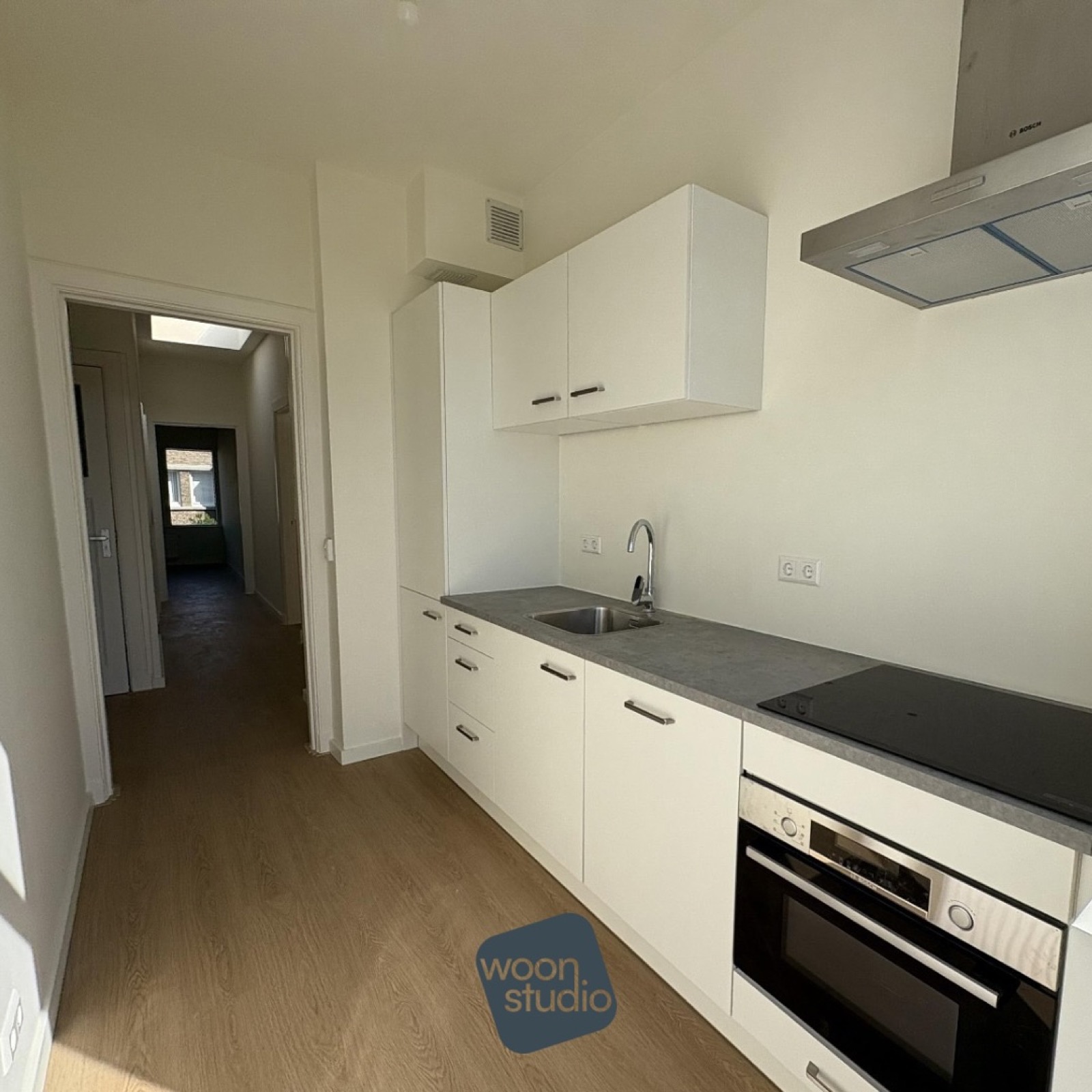 Keuken in een verhuurappartement, geplaatst door Woon Studio Rijswijk