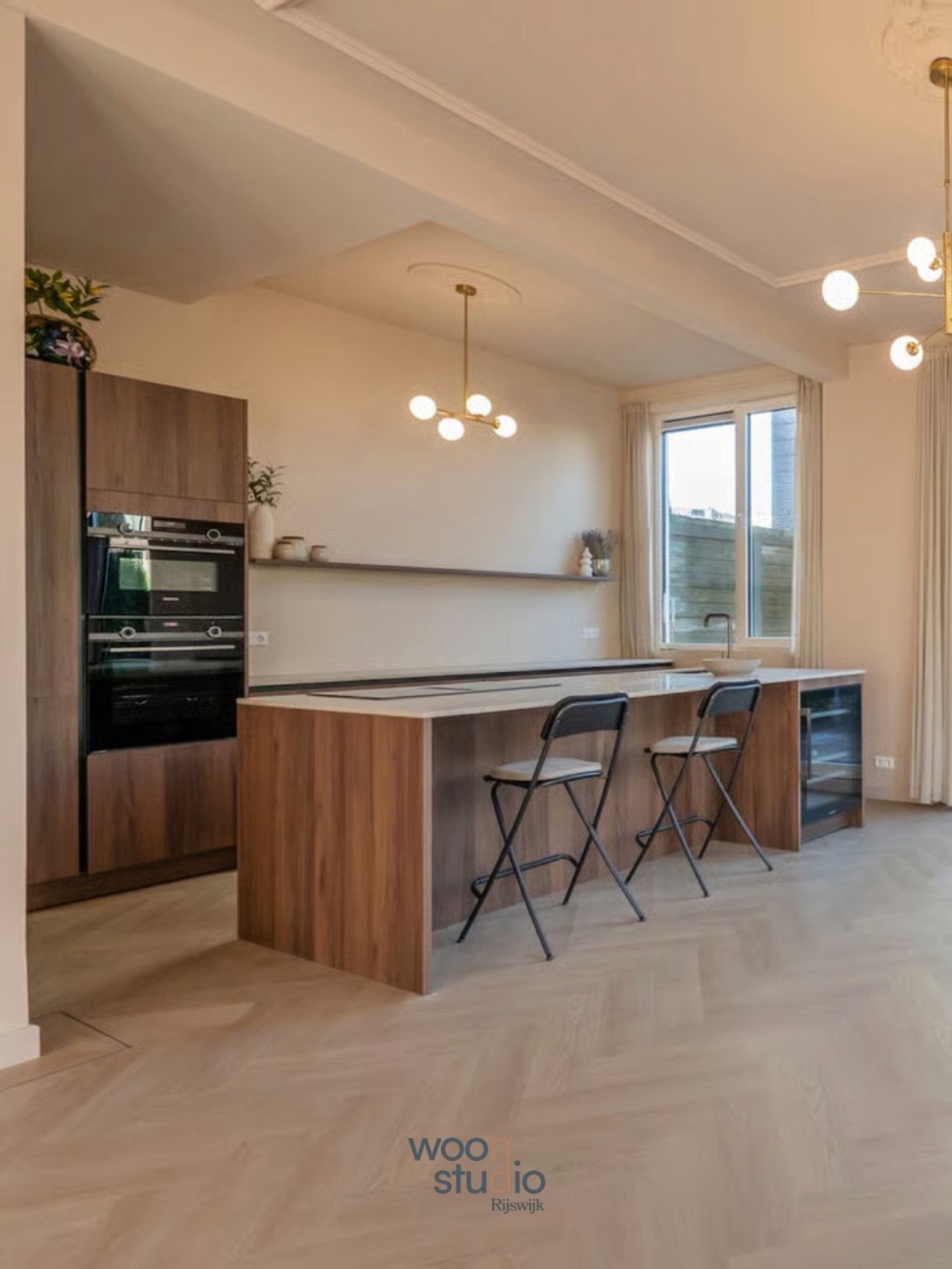 Keuken met kookeiland bij Woon Studio Rijswijk