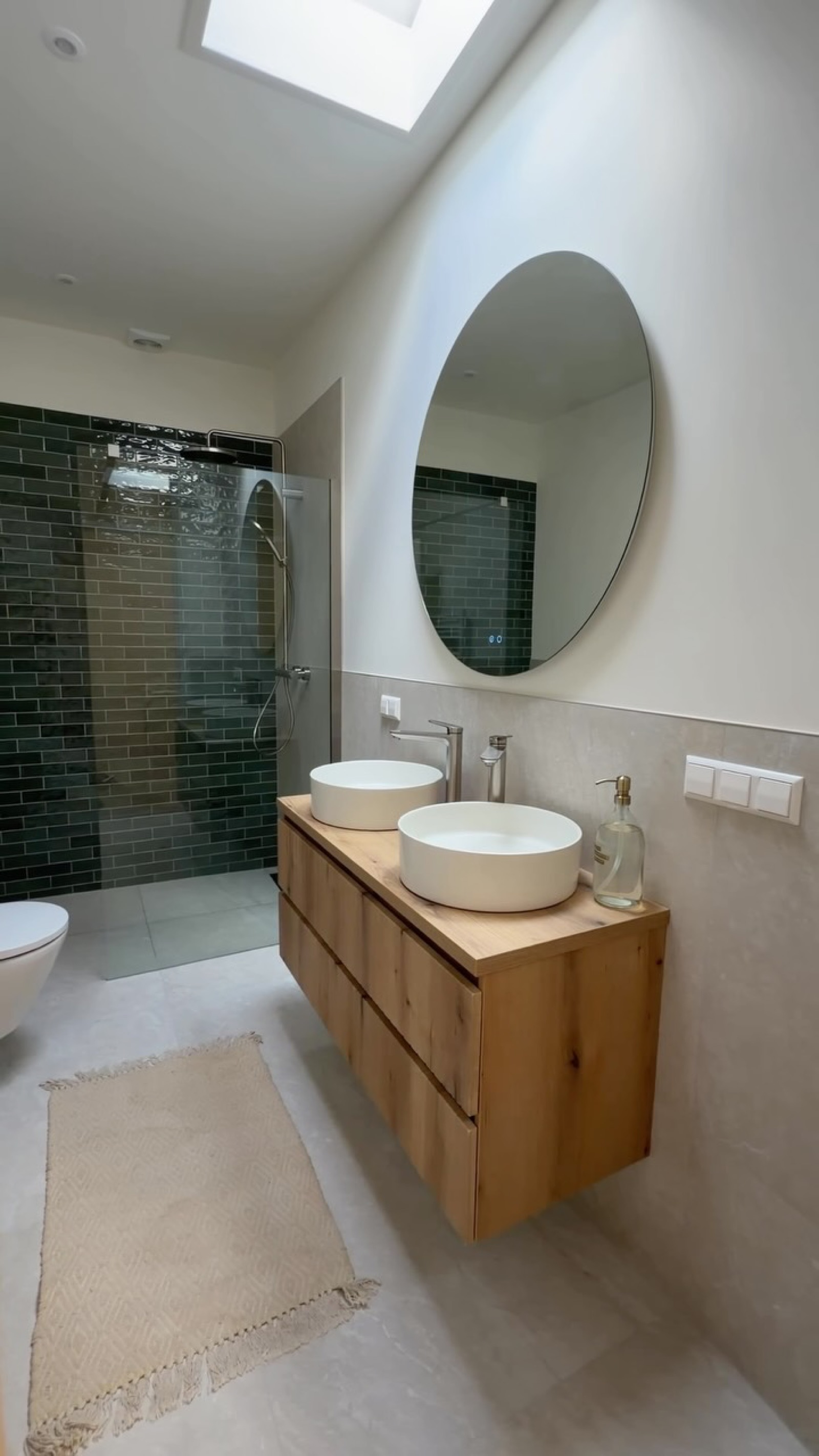 Een badkamer met karakter ✨De warme houtlook van het meubel gecombineerd met de donkere...