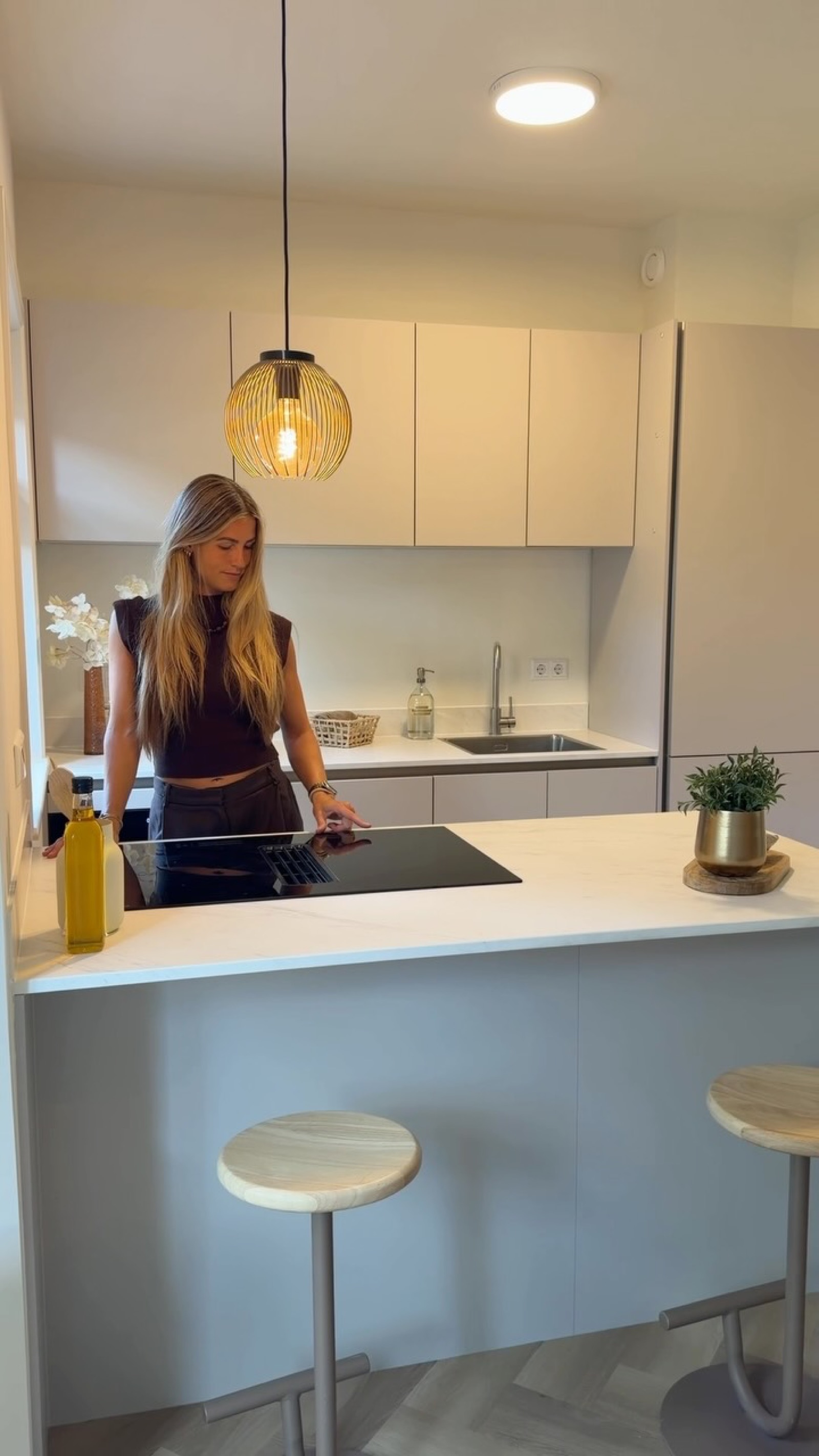 ✨ Rust, warmte en een strakke afwerking.Deze keuken in de kleur kasjmir vormt een mooi ...